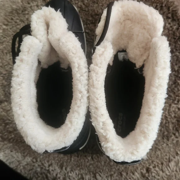 CROCS Black Winter Boots with White Lining - Picture 7 of 7